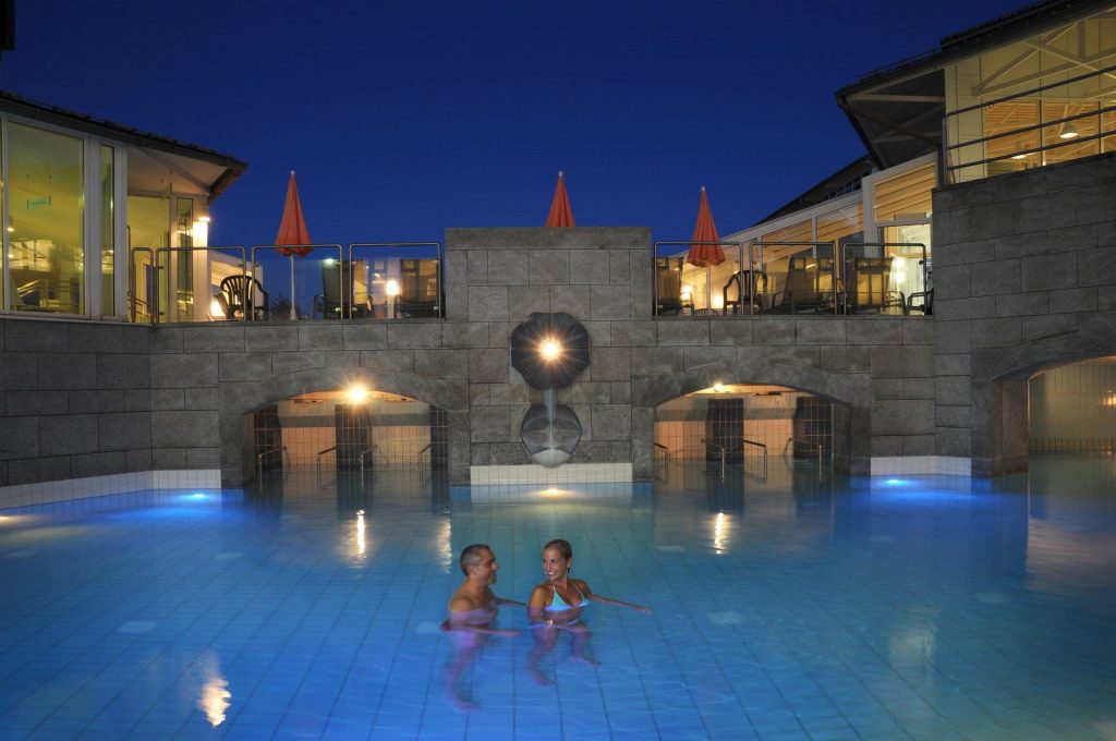 Therme1 Grottenbad2CRuhe Liegebecken StefanHanke 1920w