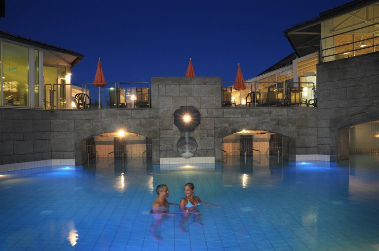 Therme1 Grottenbad2CRuhe Liegebecken StefanHanke 1920w
